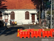 Kondisi Pintu Masuk Gedung Grahadi Sisi Timur Usai Demontrasi