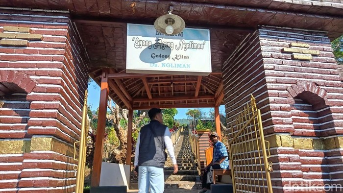 Makam Kiai Ageng Ngaliman di lereng Gunung Wilis Desa Ngliman, Kecamatan Sawahan, Nganjuk