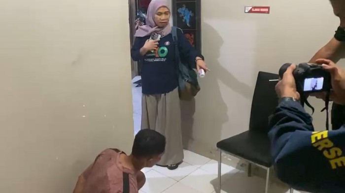 Maling mobil terekam CCTV di Kendari saat berada di kantor polisi.