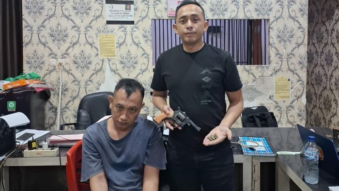 Mandor perusahaan ditangkap Simpan Senpi rakitan dan amunisi
