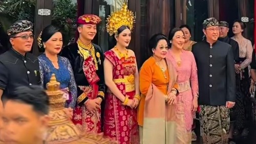 Megawati Soekarnoputri dan putranya, Prananda Prabowo, saat menghadiri upacara Pawiwahan putri Wagub Bali I Nyoman Giri Prasta, Sundari Dewi, dengan Bagus Amerta Dewa di Petang, Badung, Jumat (26/6/2026). (Instagram Adi Arnawa)