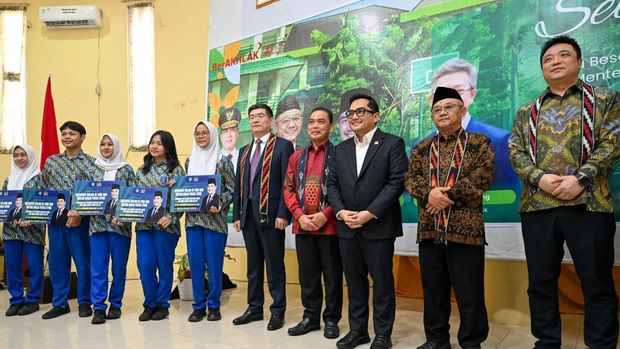 Mendikdasmen saksikan pemberian beasiswa ke Josepha Alexandra dkk di SMAN 1 Pontianak Kalbar Mendikdasmen saksikan pemberian beasiswa ke Josepha Alexandra dkk di SMAN 1 Pontianak Kalbar