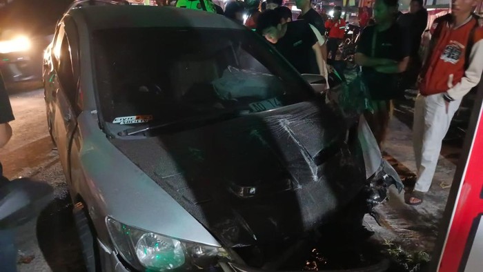 Mobil Honda Civic ringsek usai menabrak baliho di Jalan Wonosari, Wiyoro, Banguntapan, Bantul, Jumat (26/6/2026) malam.