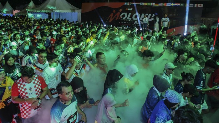 Sejumlah peserta dengan jersei tim peserta Piala Dunia 2026 berlari saat mengikuti Moloku Night Fun Run 5K di Ternate, Maluku Utara, Sabtu (27/6/2026).Moloku Night Fun yang mengusung tema nuansa sepak bola dunia tersebut diikuti sekitar 1.500 peserta untuk menyemarakkan Piala Dunia 2026 sekaligus memadukan olahraga, kreativitas, dan hiburan masyarakat serta memperkuat penyelenggaraan event positif di Kota Ternate. ANTARAFOTO/Andri Saputra/wsj.