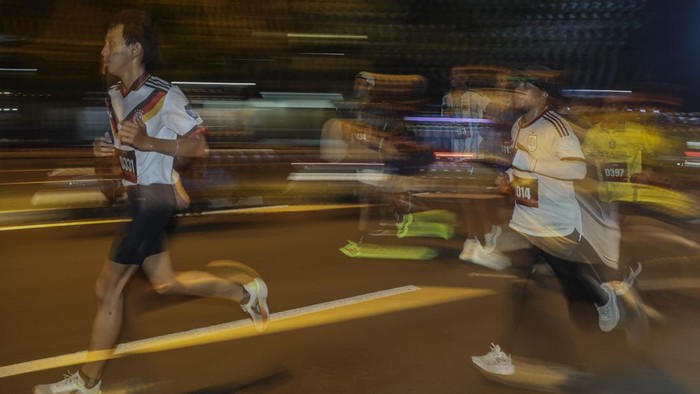 Sejumlah peserta dengan jersei tim peserta Piala Dunia 2026 berlari saat mengikuti Moloku Night Fun Run 5K di Ternate, Maluku Utara, Sabtu (27/6/2026).Moloku Night Fun yang mengusung tema nuansa sepak bola dunia tersebut diikuti sekitar 1.500 peserta untuk menyemarakkan Piala Dunia 2026 sekaligus memadukan olahraga, kreativitas, dan hiburan masyarakat serta memperkuat penyelenggaraan event positif di Kota Ternate. ANTARAFOTO/Andri Saputra/wsj.