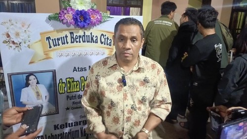 Paman almarhum dr. Icha, Fabianus Banase, saat memberikan keterangan kepada awak media di Kupang, Jumat (26/6/2026). Foto: Simon Selly/detikBali