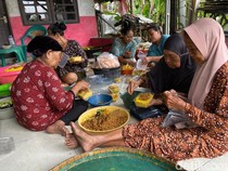 Cerita Tangan-tangan Renta Penjaga Tradisi Bubur Sura di Indramayu