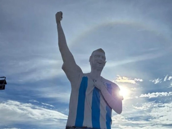 Patung raksasa Lionel Messi di Argentina setinggi 26 meter dan berat 70 ton