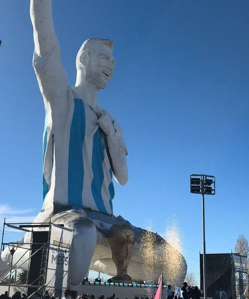 Patung raksasa Lionel Messi di Argentina setinggi 26 meter dan berat 70 ton