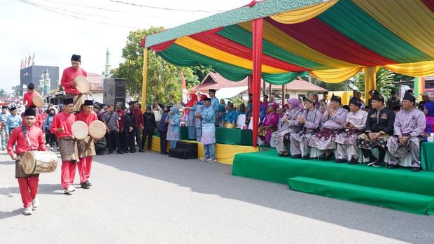 Pawai Ta'aruf MTQ ke-44 di Kuantan Singingi, Riau dihadiri Menteri Agama, Gubernur hingga Kapolda Riau, Sabtu (27/6/2026).
