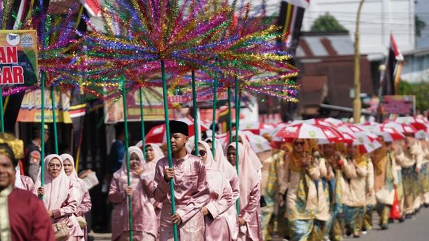 Pawai Ta'aruf MTQ ke-44 di Kuantan Singingi, Riau dihadiri Menteri Agama, Gubernur hingga Kapolda Riau, Sabtu (27/6/2026).