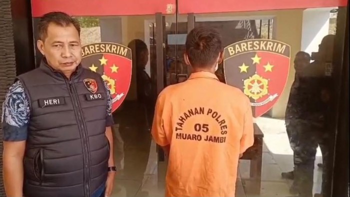 Pelaku pencabulan anak di Muaro Jambi, Jambi, saat digiring polisi