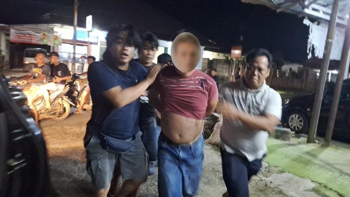Pelaku saat diamankan polisi