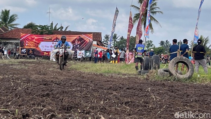 Pembalap Manol Adu Cepat di Sirkuit Lebak Djinontro Banyuwangi