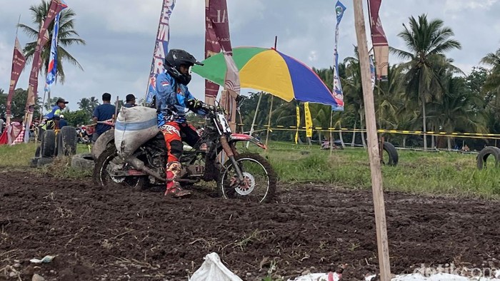 Pembalap Manol Adu Cepat di Sirkuit Lebak Djinontro Banyuwangi
