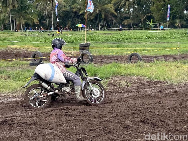 Puluhan Rider Adu Cepat Balap Motor Manol di Banyuwangi
