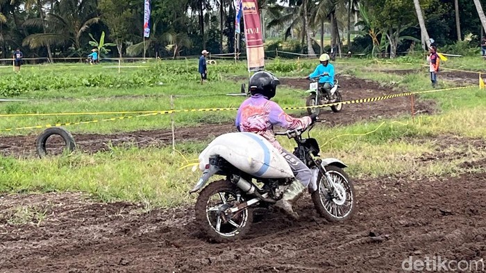 Pembalap Manol Adu Cepat di Sirkuit Lebak Djinontro Banyuwangi