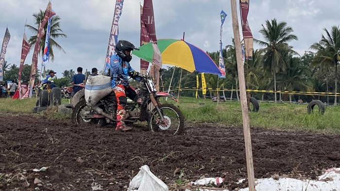 Pembalap motor manol tengah adu cepat di di lintasan 450 meter sirkuit Lebak Djinontro Banyuwangi