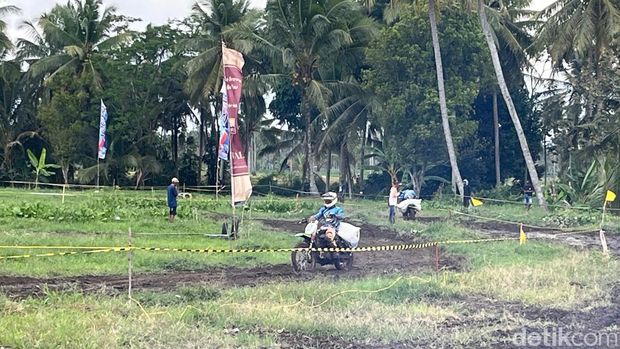 Pembalap motor manol tengah adu cepat di di lintasan 450 meter sirkuit Lebak Djinontro Banyuwangi Pembalap motor manol tengah adu cepat di di lintasan 450 meter sirkuit Lebak Djinontro Banyuwangi