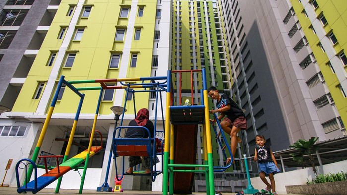 Anak-anak bermain di Rusun Pasar Rumput, Jakarta, Jumat (26/6/2026). Pemerintah Provinsi DKI Jakarta berencana membangun sebelas rumah susun di sejumlah wilayah strategis pada 2027 guna menyediakan hunian layak bagi masyarakat, sekaligus mendukung program pemerintah penyediaan tiga juta rumah. ANTARA FOTO/Rakha Raditya Yahya/kye