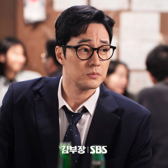 So Ji Sub sukses mencuri perhatian sebagai Manajer Kim, mantan agen rahasia di drama Korea Agent Kim Reactivated. Episode terakhirnya tamat Selasa (25/8/2026) kemarin dengan perolehan rating tinggi menembus dua digit 23,1%. Foto: dok. SBS