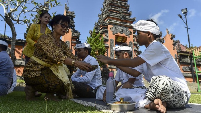 Umat Hindu membawa perlengkapan ibadah saat upacara persembahyangan Hari Raya Kuningan di Pura Giri Indra Lokha, Kota Baru, Jambi, Sabtu (27/6/2026). Hari Raya Kuningan dirayakan umat Hindu dalam rangkaian perayaan Hari Raya Galungan dengan harapan bisa menjadi pribadi yang tenang, bijaksana dan penuh empati terhadap sesama. ANTARA FOTO/Wahdi Septiawan/hma