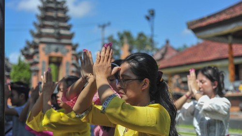 Umat Hindu membawa perlengkapan ibadah saat upacara persembahyangan Hari Raya Kuningan di Pura Giri Indra Lokha, Kota Baru, Jambi, Sabtu (27/6/2026). Hari Raya Kuningan dirayakan umat Hindu dalam rangkaian perayaan Hari Raya Galungan dengan harapan bisa menjadi pribadi yang tenang, bijaksana dan penuh empati terhadap sesama. ANTARA FOTO/Wahdi Septiawan/hma