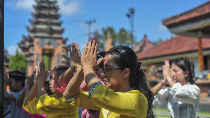 Umat Hindu membawa perlengkapan ibadah saat upacara persembahyangan Hari Raya Kuningan di Pura Giri Indra Lokha, Kota Baru, Jambi, Sabtu (27/6/2026). Hari Raya Kuningan dirayakan umat Hindu dalam rangkaian perayaan Hari Raya Galungan dengan harapan bisa menjadi pribadi yang tenang, bijaksana dan penuh empati terhadap sesama. ANTARA FOTO/Wahdi Septiawan/hma