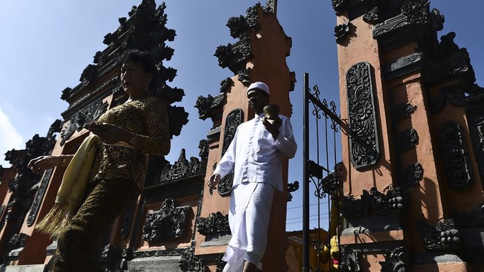 Umat Hindu membawa perlengkapan ibadah saat upacara persembahyangan Hari Raya Kuningan di Pura Giri Indra Lokha, Kota Baru, Jambi, Sabtu (27/6/2026). Hari Raya Kuningan dirayakan umat Hindu dalam rangkaian perayaan Hari Raya Galungan dengan harapan bisa menjadi pribadi yang tenang, bijaksana dan penuh empati terhadap sesama. ANTARA FOTO/Wahdi Septiawan/hma