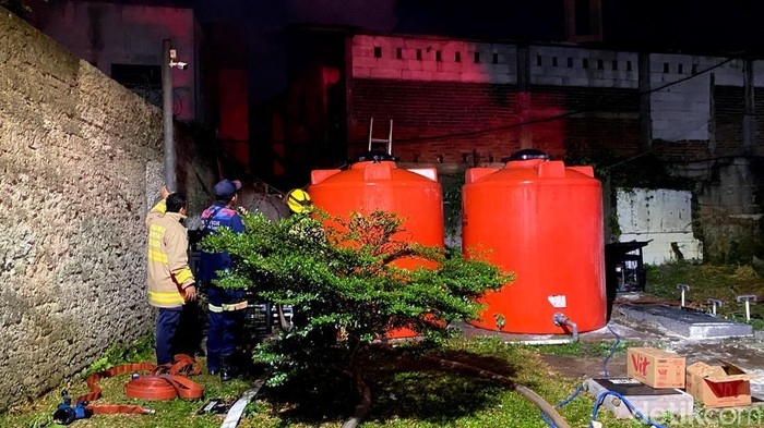 Petugas Diskarmatan Kota Bandung lakukan pemadaman kebakaran.