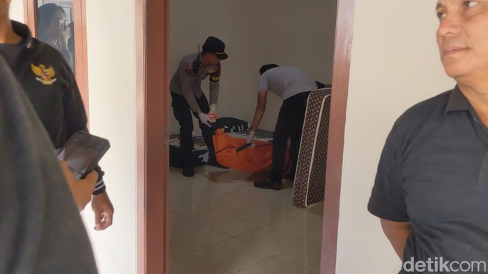 Polisi evakuasi jasad mahasiswi yang meninggal di kamar kos Tulungagung