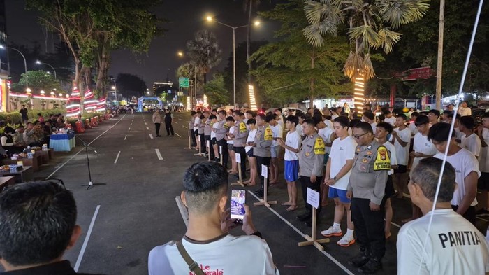 Polres Metro Jakarta Pusat menggelar Night Run yang diikuti 80 peserta dalam rangka menyambut Hari Bhayangkara ke-80, Jumat (26/6/2026).