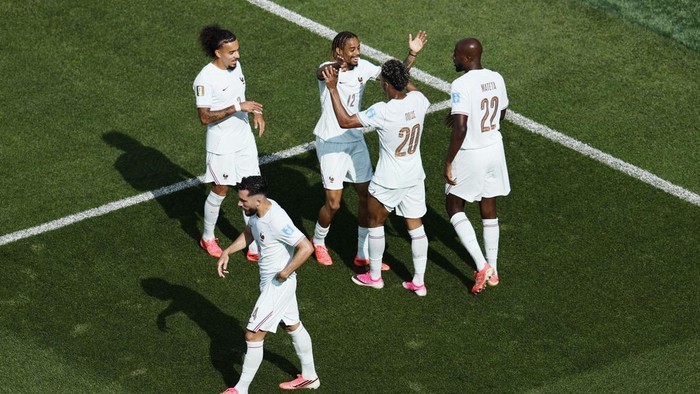 Soccer Football - FIFA World Cup 2026 - Group I - Norway v France - Boston Stadium, Foxborough, Massachusetts, U.S. - June 26, 2026 Frances Desire Doue celebrates scoring their fourth goal with Bradley Barcola REUTERS/Jeenah Moon