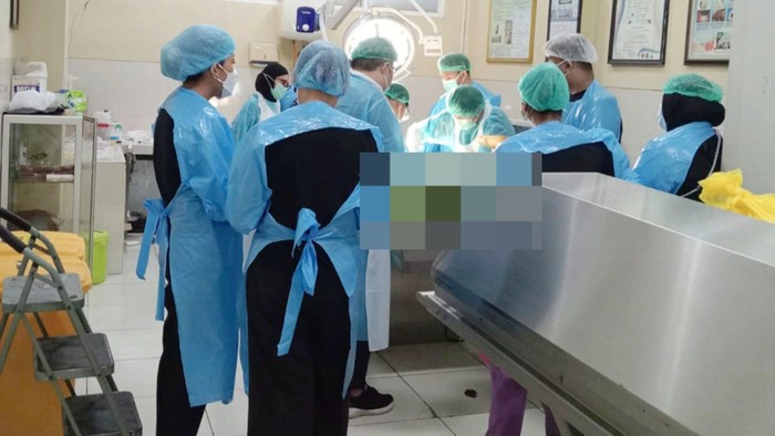 Proses autopsi ASN tewas di parkiran Bandara Juanda.