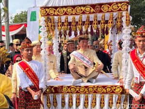 Video: Jokowi Resmi Sandang Gelar Adat Lampung, Jadi Baginda Pemuka Bangsa