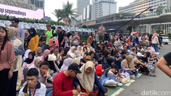 Puncak perayaan hari ulang tahun (HUT) ke-499 DKI Jakarta digelar di kawasan Bundaran HI, Jakarta Pusat, malam ini. Sejumlah warga sudah memadati kawasan HI. (Mulia/detikcom).