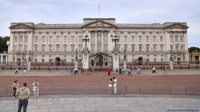 Setelah renovasi, Raja tidak akan tinggal di Istana Buckingham, namun jangan juga berharap akan ada papan tanda disewakan di luarnya (picture alliance/dts-Agentur)
