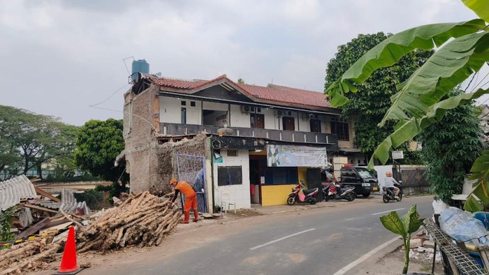 Rumah dan kos-kosan di Benhil ambruk akibat abrasi sungai