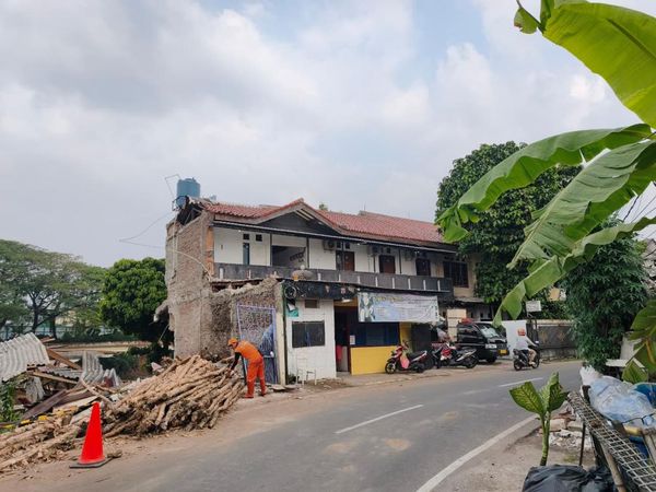 Potret Rumah-Bangunan Kos Ambruk di Benhil gegara Longsor