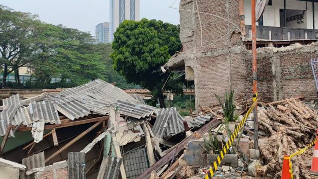Rumah dan kos-kosan di Benhil ambruk akibat abrasi sungai Rumah dan kos-kosan di Benhil ambruk akibat abrasi sungai