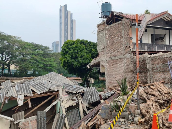 Rumah dan kos-kosan di Benhil ambruk akibat abrasi sungai