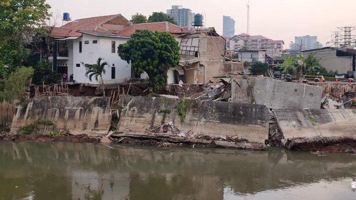 Rumah dan kos-kosan di Benhil ambruk akibat abrasi sungai