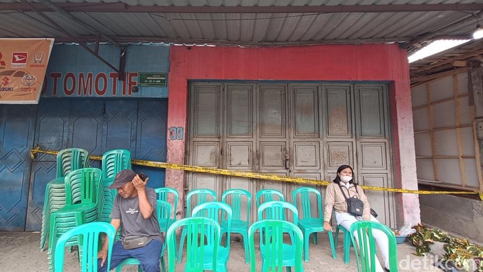 Garis polisi terpasang di lokasi kejadian temuan jasad pria lansia yang diduga dibunuh di Kelurahan Arcawinangun, Kecamatan Purwokerto Timur, Kabupaten Banyumas, Sabtu (27/6/2026).