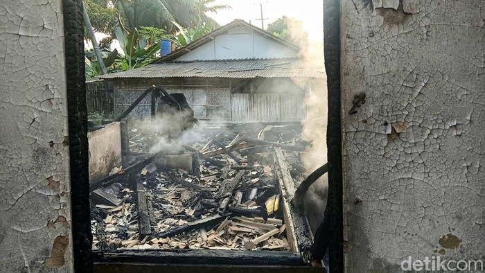 Rumah hingga motor warga hangus terbakar di Sukabumi.