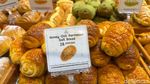 Antre 40 Menit Demi Cicip Salt Bread Viral di Bekasi, Gimana Rasanya?