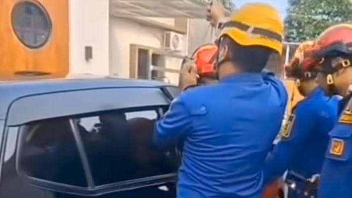 Seorang anak berusia 1,5 tahun terkunci di dalam mobil di Kecamatan Cibinong, Bogor, Jawa Barat. Orang tua menghubungi pemadam kebakaran (damkar). (Dok istimewa).