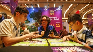 Salah satu area yang ramai didatangi adalah booth New Trainer Journey yang mengajak pengunjung mengenal permainan kartu Pokémon dari dasar.