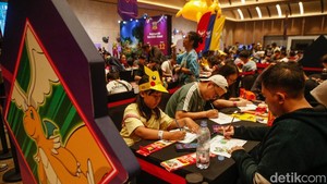 Area pop-up store juga menjadi daya tarik karena menawarkan berbagai produk resmi Pokémon, termasuk kartu edisi terbaru yang diburu para kolektor.