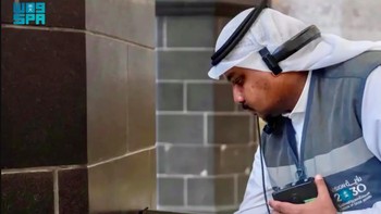 Meski berpindah tempat, dan salat di lokasi berbeda, mulai dari area dekat Kabah, rooftop, pelataran, hingga koridor yang jauh, kualitas suara imam tetap terdengar jernih dan merata. Foto: Saudi Press Agency
