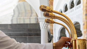 Kejernihan suara tersebut ditopang sistem audio modern yang dioperasikan Otoritas Umum Urusan Masjidil Haram dan Masjid Nabawi. Mengutip Saudi Press Agency (SPA), lebih dari 260 speaker dipasang di koridor-koridor sekitar Masjidil Haram untuk mendistribusikan suara secara sinkron. Foto: Saudi Press Agency